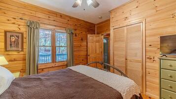 3 bedrooms, desk, iron/ironing board, free WiFi