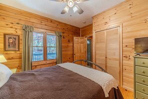 3 bedrooms, desk, iron/ironing board, free WiFi - MONARCH MANOR - HOT TUB, GAMES, FIRE PIT, GAMES (Clarkesville)