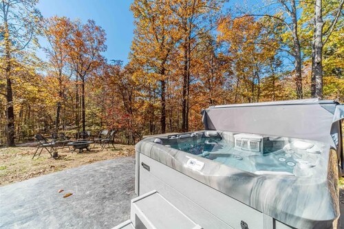 MONARCH MANOR - HOT TUB, GAMES, FIRE PIT, GAMES