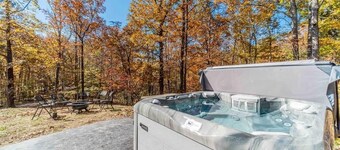 MONARCH MANOR - HOT TUB, GAMES, FIRE PIT, GAMES