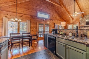 Fridge, microwave, oven, stovetop - Monarch Manor - Hot Tub, Games, Fire Pit, Family Cabin (Clarkesville)