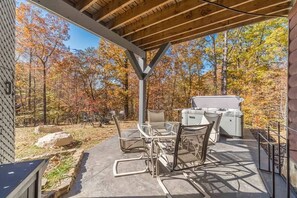 Outdoor dining - MONARCH MANOR - HOT TUB, GAMES, FIRE PIT, GAMES (Clarkesville)