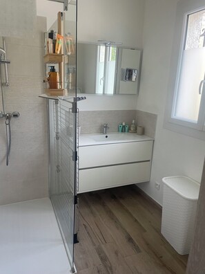 Shower, hair dryer - Family home with swimming pool - privacy & conviviality combined (8 pers) (Fréjus)