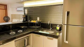 大型冰箱、微波爐、鍋具/餐盤/廚房用品