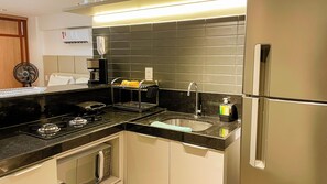 大型冰箱、微波爐、鍋具/餐盤/廚房用品