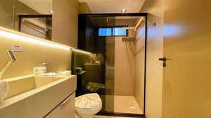 Classic Apartment | Bathroom | Hair dryer, towels, soap, shampoo - FM20 Cabo Branco Light III - By Almare (João Pessoa)