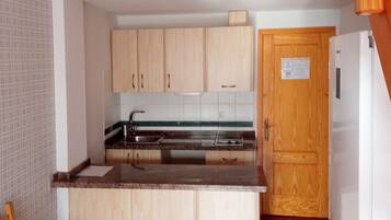 Apartamento familiar | Cocina privada | Frigorífico, microondas, placa de cocina y utensilios de cocina