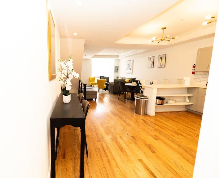 Near Downtown Large 3 Bdm Apt 2 Balconies Parking - Washington, D.C., DC