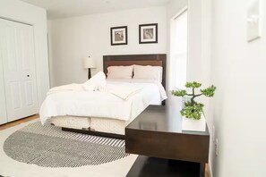 3 bedrooms, iron/ironing board, WiFi - Near Downtown Large 3 bdm apt 2 balconies parking (Washington)