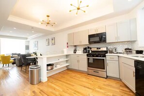 Private kitchen - Near Downtown Large 3 bdm apt 2 balconies parking (Washington)