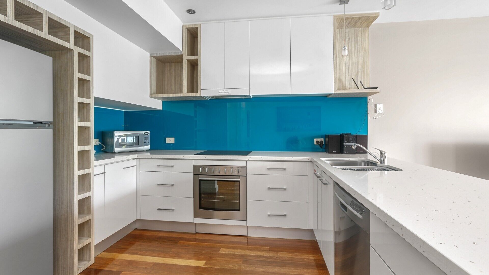 Een microgolfoven, een oven, een kookplaat, een vaatwasser