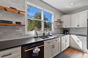 Fridge, microwave, oven, stovetop - Serenity on Sinclair, Sleeps 11, Amazing Views, Kayaks, Beach Access + MORE! (Sparta)