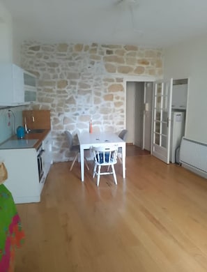 Dining - Very charming 1 bed room in heart of paris with balcony (Paris)