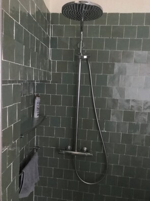 Dusche, Haartrockner, Handtücher, Seife