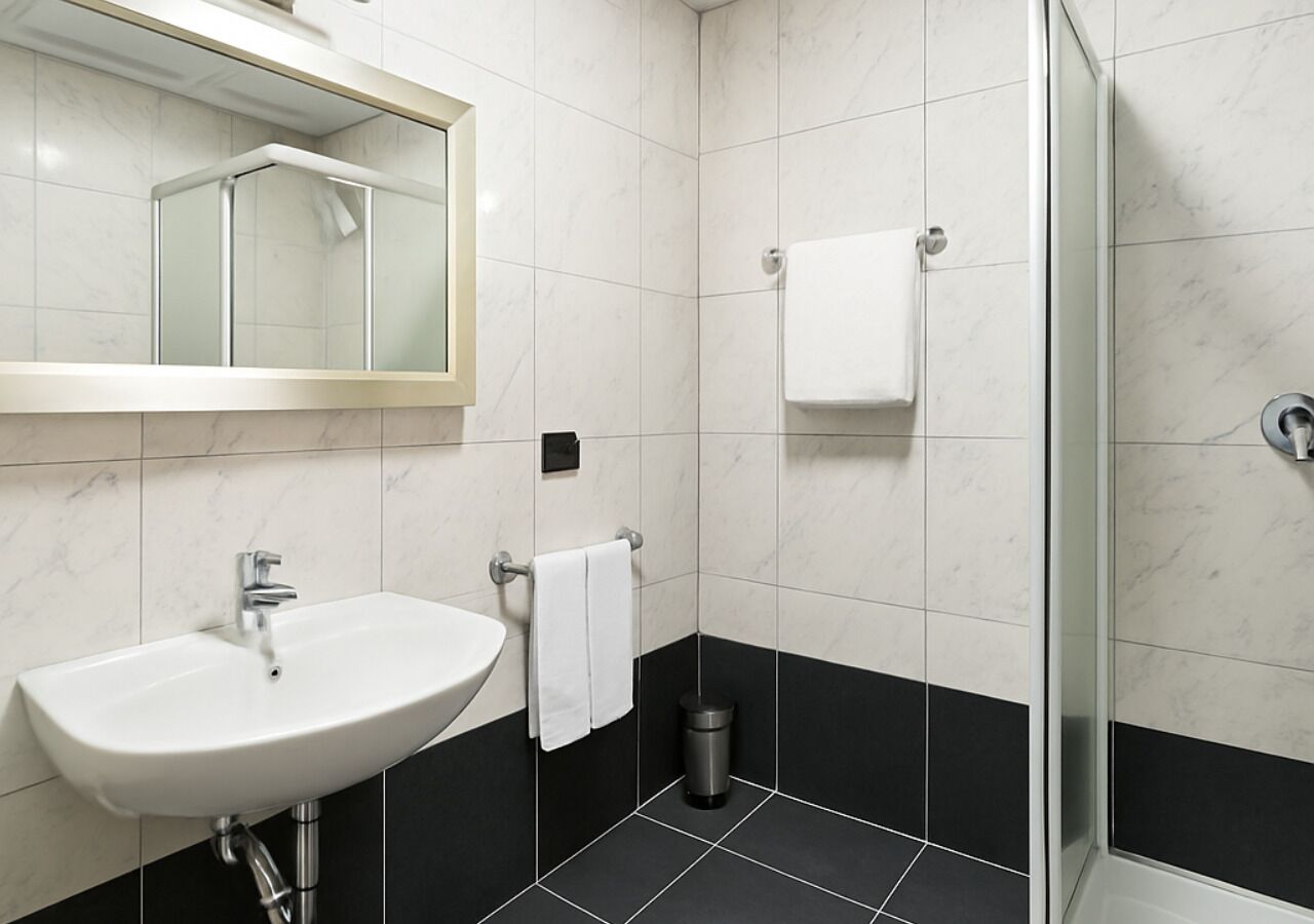 Classic Double Room | Bathroom | Shower, free toiletries, hair dryer, towels