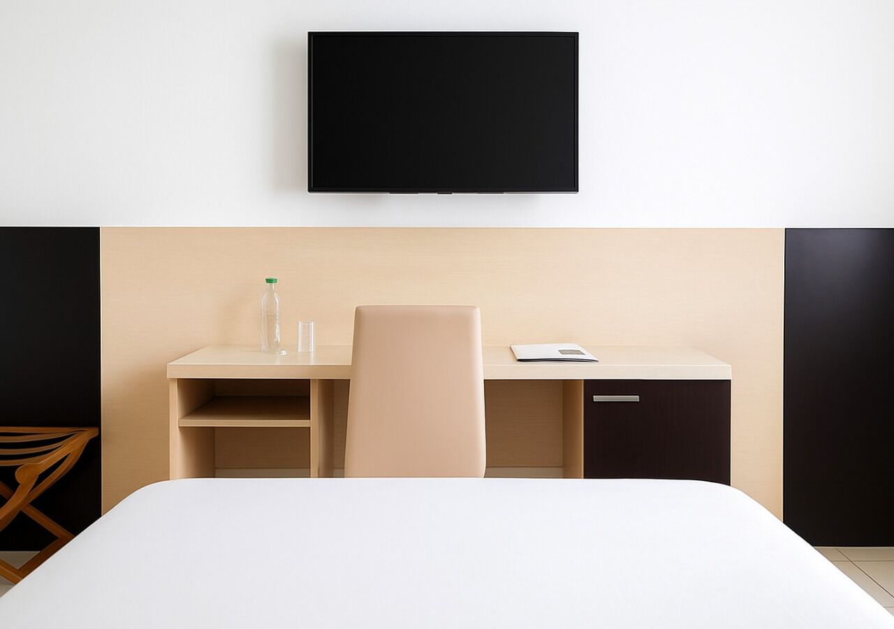 Desk, WiFi (free)