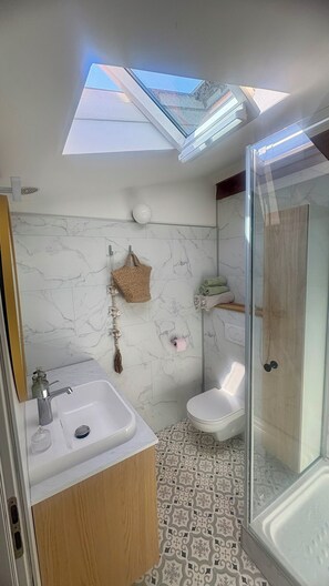 Shower, free toiletries, hair dryer, towels - Boho Nest charming apartment in Antibes Old Town (Antibes)