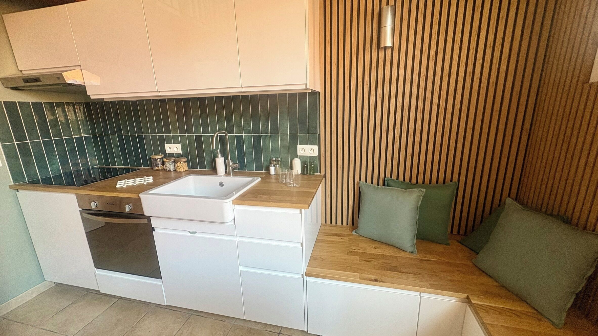 Fridge, oven, stovetop, coffee/tea maker