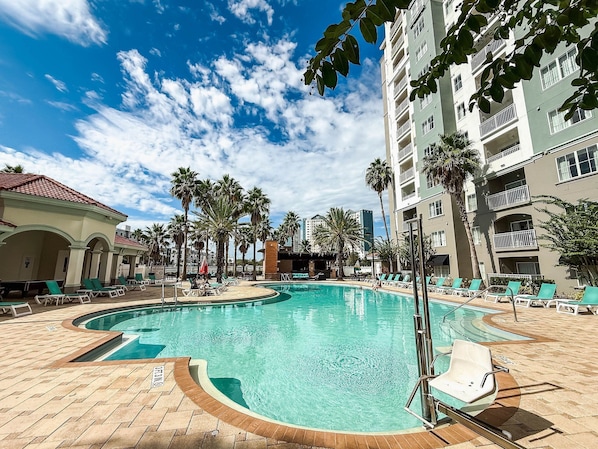 Outdoor pool - The Point Resort Orlando (Orlando)