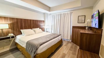 Huoneisto | Tallelokero huoneessa, pimennysverhot, äänieristys, silitysrauta/-lauta