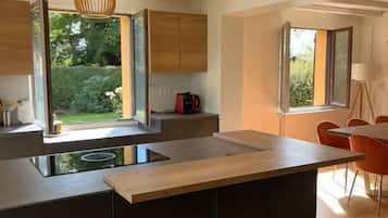 Fridge, microwave, oven, coffee/tea maker