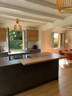 Køleskab, mikrobølgeovn, ovn, kaffe-/temaskine