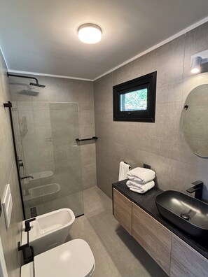 Dusche, Haartrockner, Bidet, Handtücher