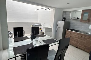 Jääkaappi, kahvin-/teenkeitin, keittoastiat/astiat/ruokailuvälineet