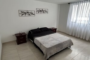 4 bedrooms, iron/ironing board, Internet, bed sheets