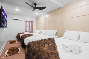 4 bedrooms, iron/ironing board, travel cot, WiFi - Summit Stay | Near Kalahari & Raceway (Pocono Summit)