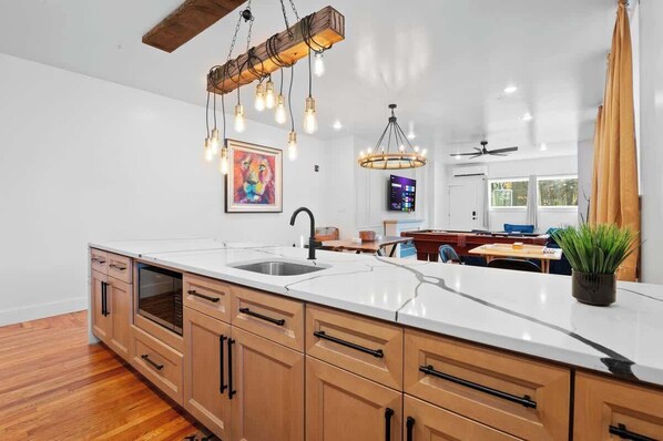 Een koelkast, een microgolfoven, een oven, een kookplaat