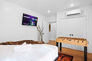 4 slaapkamers, een strijkplank/strijkijzer, reisbedje, wifi