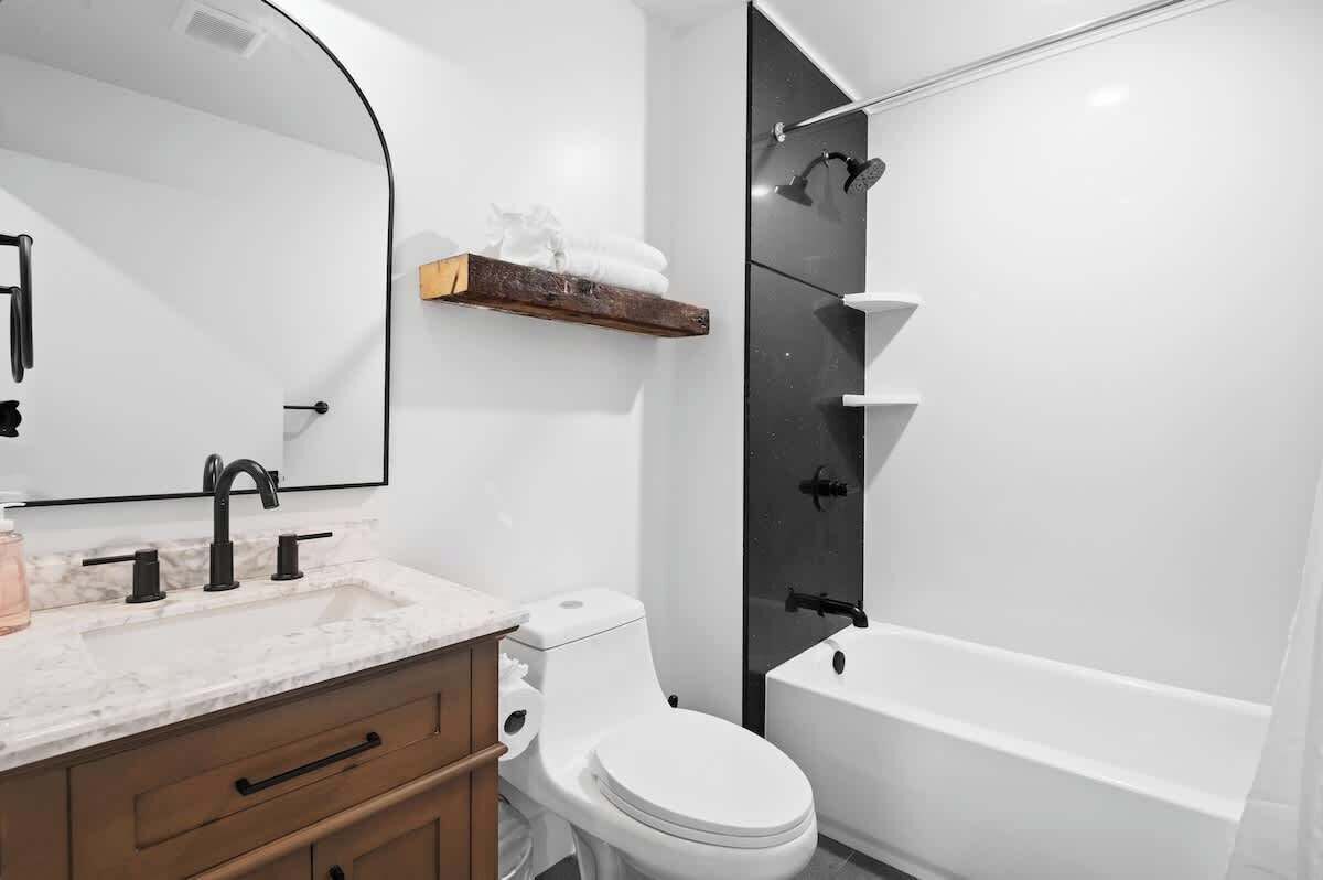 Shower, hair dryer, towels, shampoo