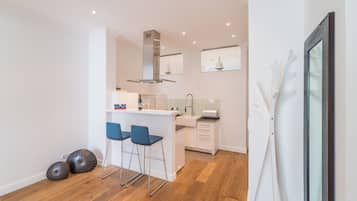 Réfrigérateur, micro-ondes, four, plaque de cuisson