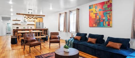 Televisión, chimenea, futbolito y oficina