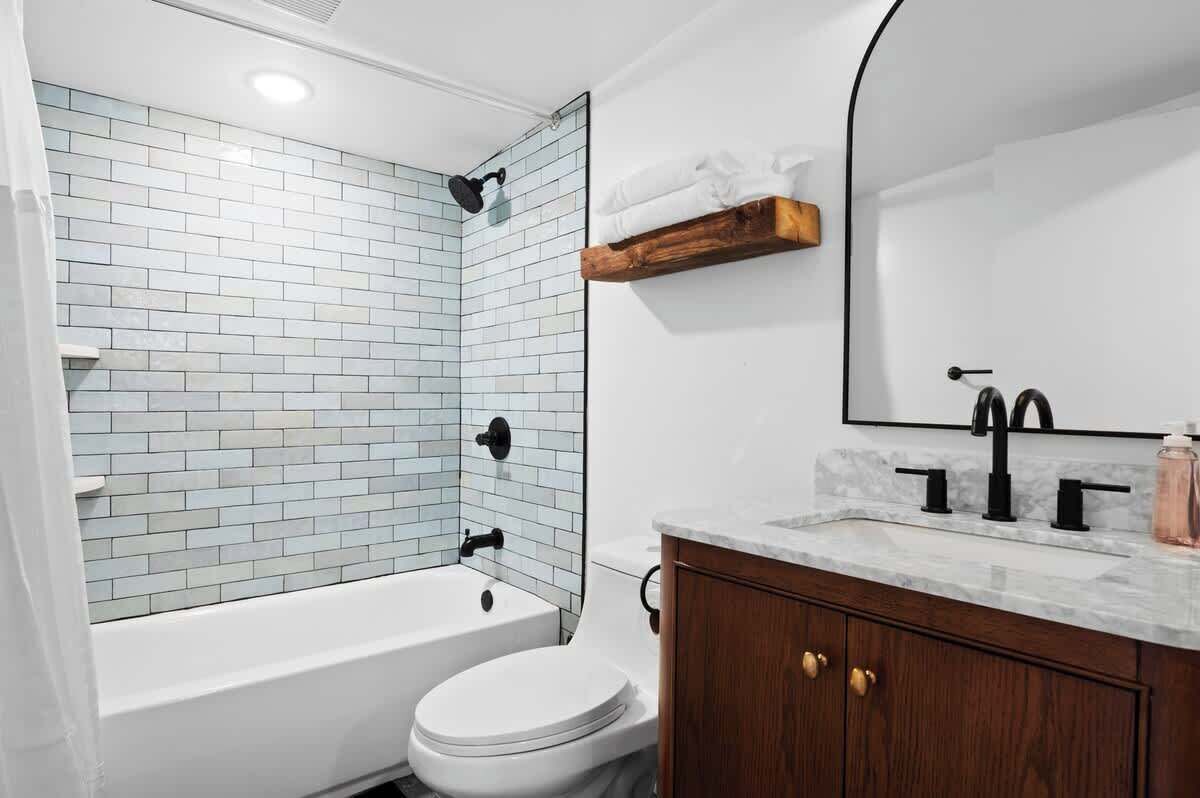 Shower, hair dryer, towels, shampoo