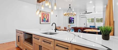 Jääkaappi, mikroaaltouuni, uuni, liesi