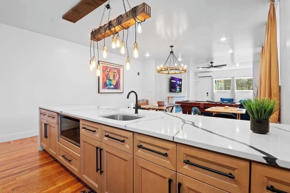 Réfrigérateur, micro-ondes, four, plaque de cuisson