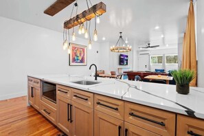 冰箱、微波炉、烤箱、炉灶