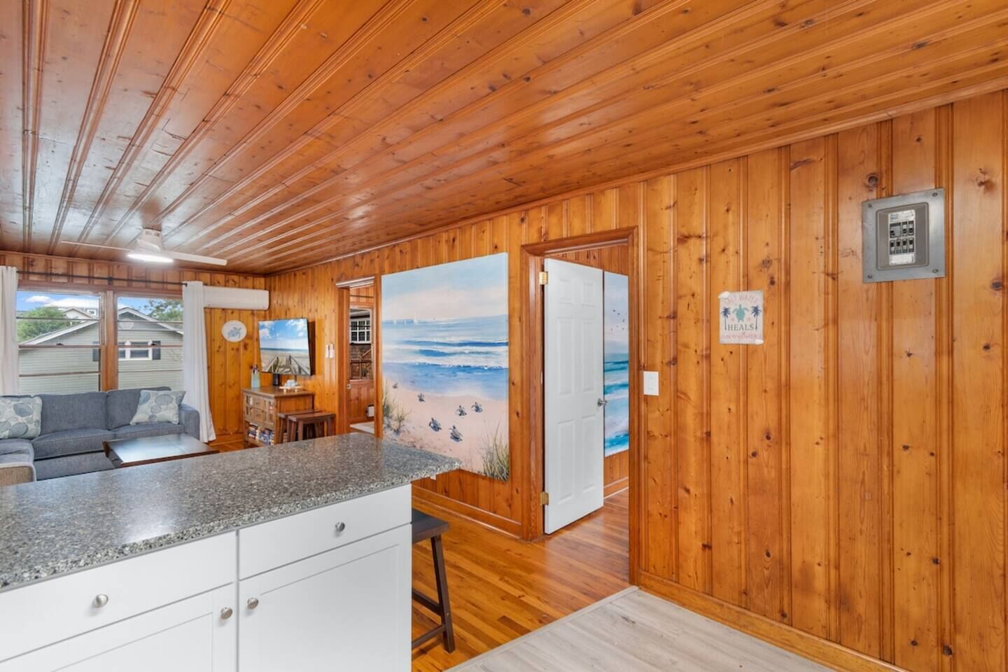 Een chalet met een keukenhoek, een eethoek en een zithoek.