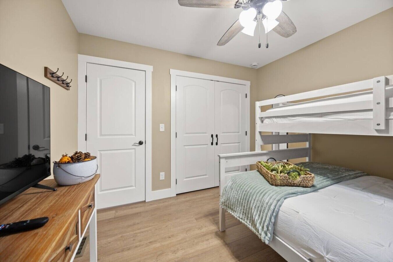 Iron/ironing board, travel crib, WiFi, bed sheets