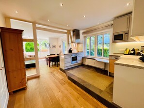 Fridge, microwave, oven, stovetop - Apartment 'Schmale Heide' with Wi-Fi & Conservatory with Balcony Effect (Binz)