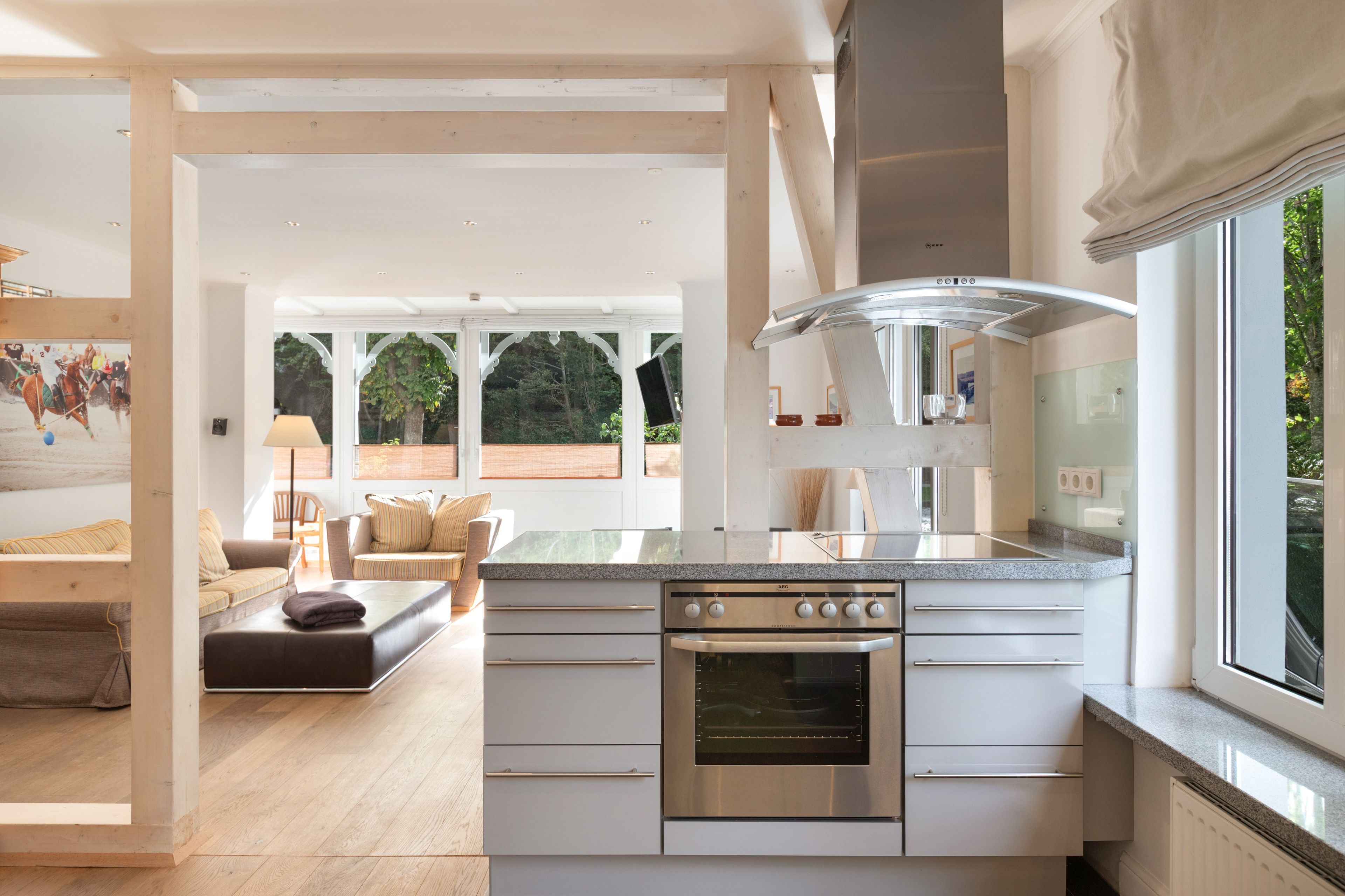 Een moderne keuken met een inbouwoven en een groot raam.