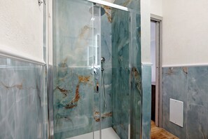 Shower, hair dryer, towels - Blue Dream Suites – Amalfi Room with Wi-Fi and Air Conditioning (Salerno)