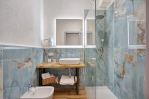 Shower, hair dryer, towels - Blue Dream Suites - Cetara Room with Wi-Fi and Air Conditioning (Salerno)