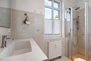 Bathroom - Apartment 'Die Stubnitz' with Winter Garden and Balcony Effect (Binz)
