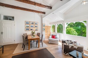 Dining - Apartment 'Die Stubnitz' with Winter Garden and Balcony Effect (Binz)