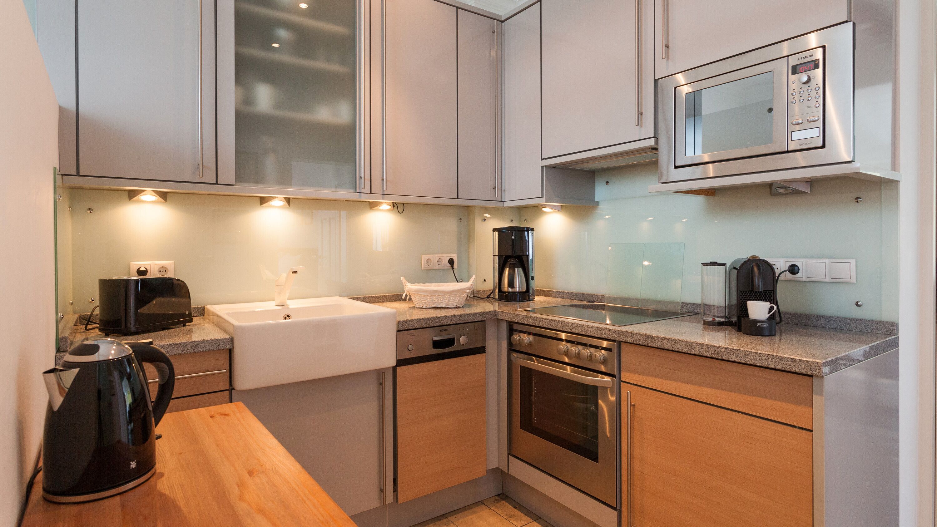 冷蔵庫、電子レンジ、オーブン、コンロ