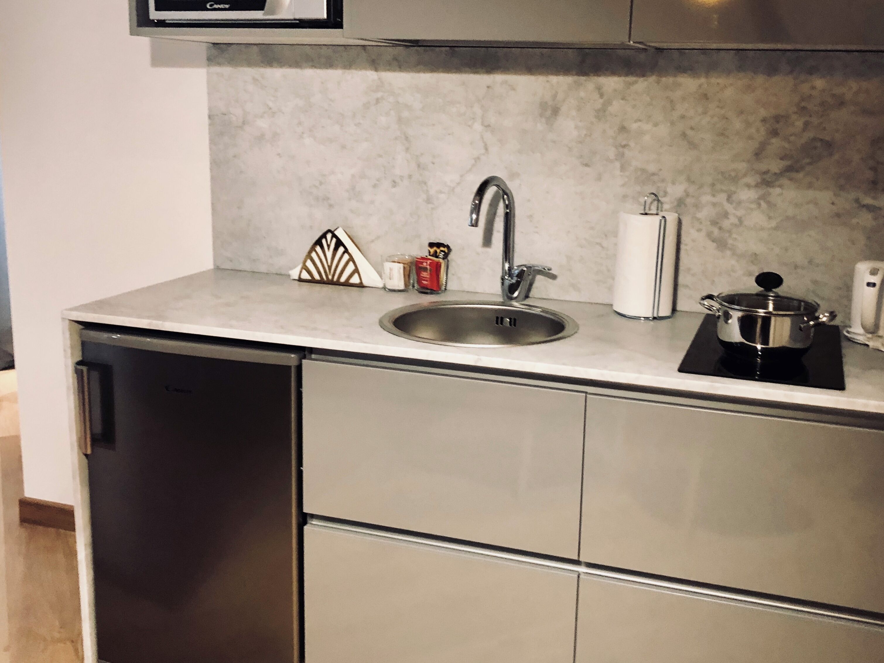 Comfort studio | Privékeuken | Een koelkast, een microgolfoven, een kookplaat