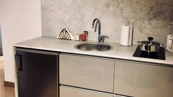 Comfort studio | Privékeuken | Een koelkast, een microgolfoven, een kookplaat